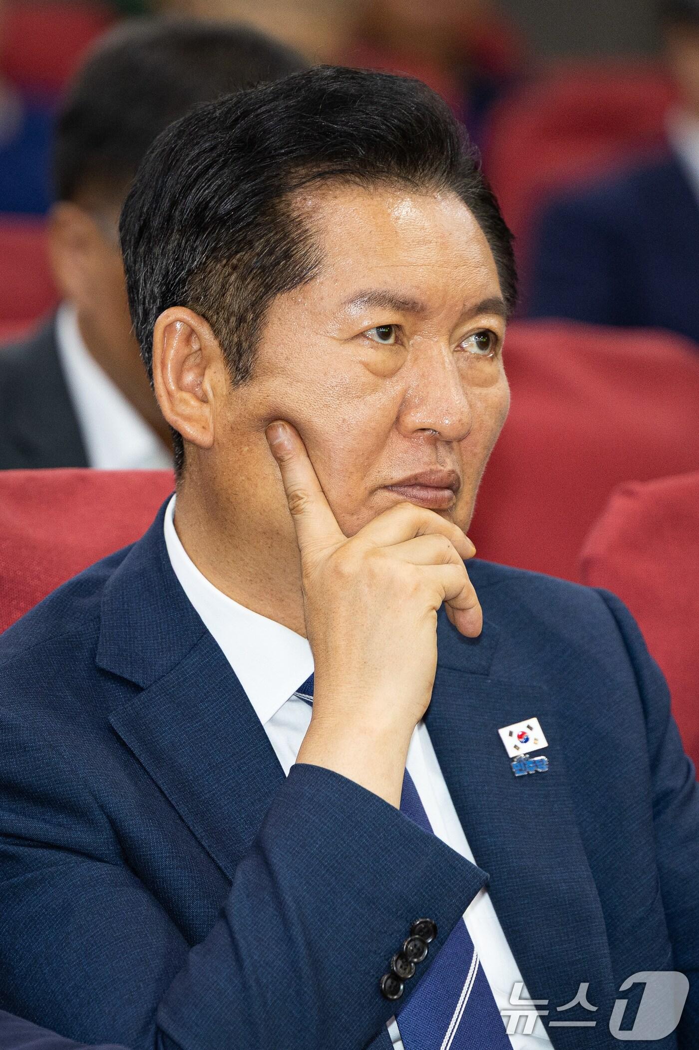 본문 이미지 - 정청래 더불어민주당 대표가 4일 서울 여의도 국회 의원회관에서 열린 동해안권 물 부족 문제 해결을 위한 정책토론회에서 생각에 잠겨 있다. 2025.9.4/뉴스1 ⓒ News1 유승관 기자