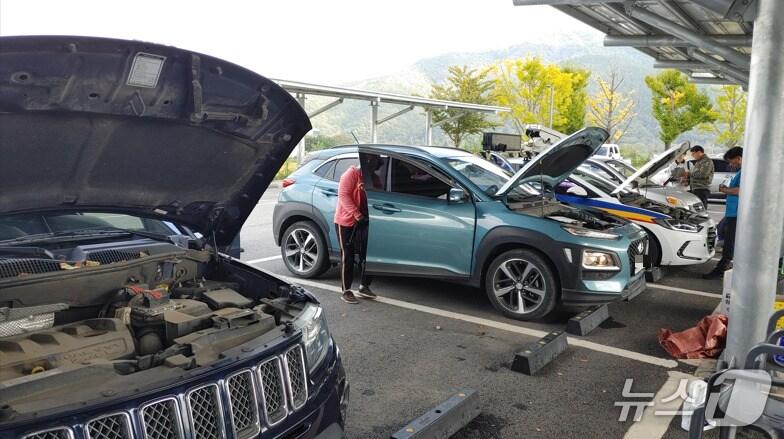 본문 이미지 -  자동차 점검 모습(양평군 제공. 재판매 및 DB 금지)/뉴스1