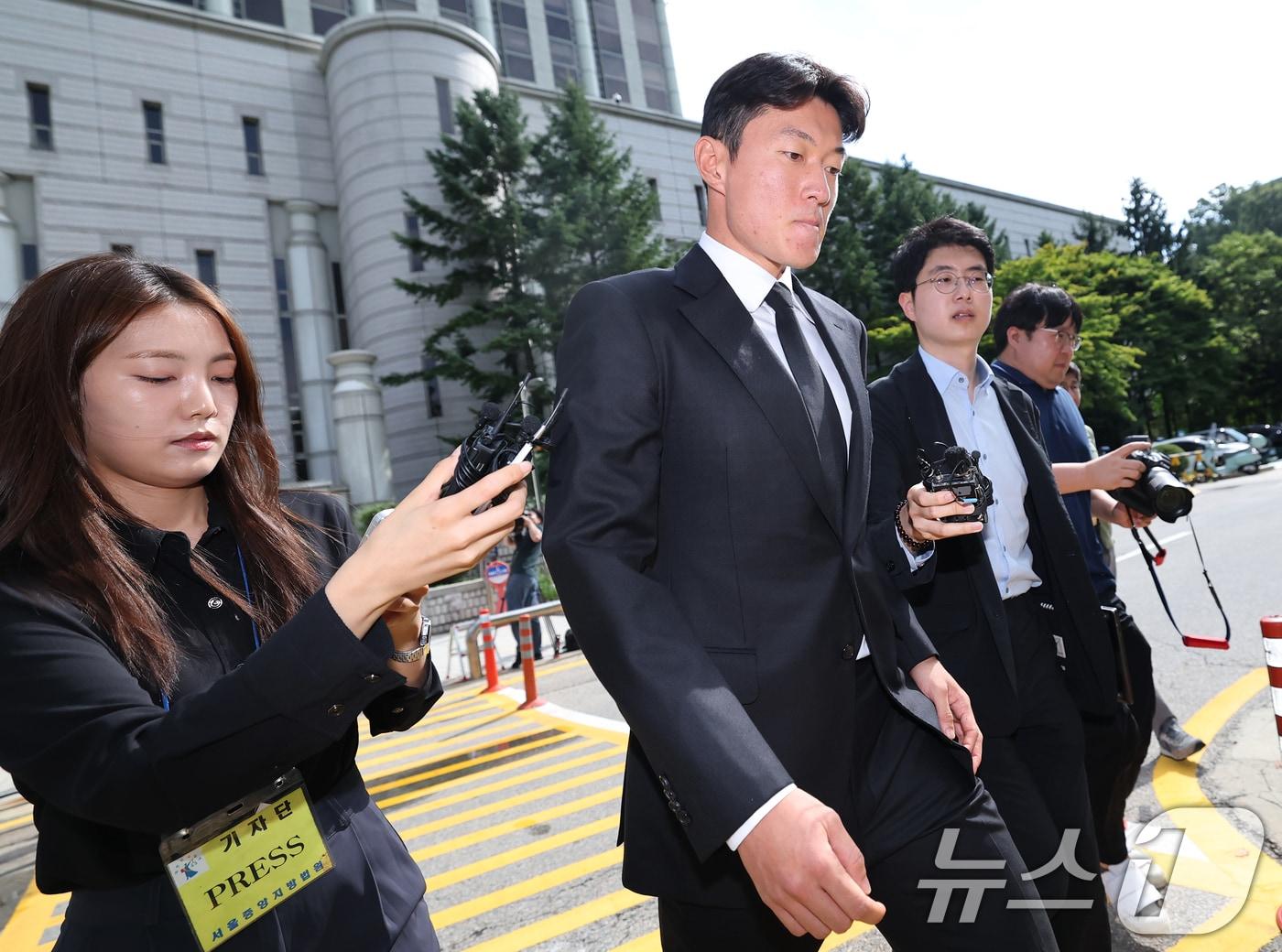 본문 이미지 - &#39;불법 촬영&#39; 혐의를 받는 축구선수 황의조&#40;33·알라니아스포르&#41;가 4일 오후 서울 서초구 서울중앙지방법원에서 열린 성폭력범죄의처벌등에관한특례법위반&#40;카메라등이용촬영&#41; 항소심 선고 공판에서 1심과 같은 징역 1년 집행유예 2년을 선고받은 후 법정을 나서고 있다. 2025.9.4/뉴스1 ⓒ News1 오대일 기자