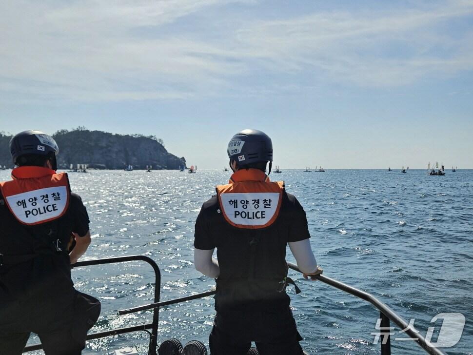 본문 이미지 - 4일 완도해경이 사수도&#40;장수도&#41; 해역에서 진행된 해상 집단행동에 대해 안전관리를 실시하고 있다.&#40;완도해경 제공. 재판매 및 DB 금지&#41;