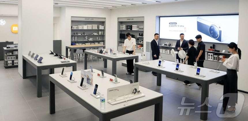 본문 이미지 - 중국 IT·가전 브랜드 샤오미가 IFC몰 여의도에 국내 첫 공식 오프라인 매장을 오픈했다. 2025.6.25/뉴스1 ⓒ News1 김진환 기자