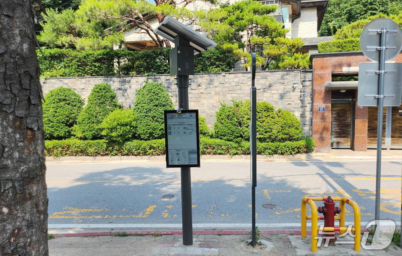 사기막골 정류장에 설치된 친환경 버스정보안내기.&#40;과천시 제공&#41;