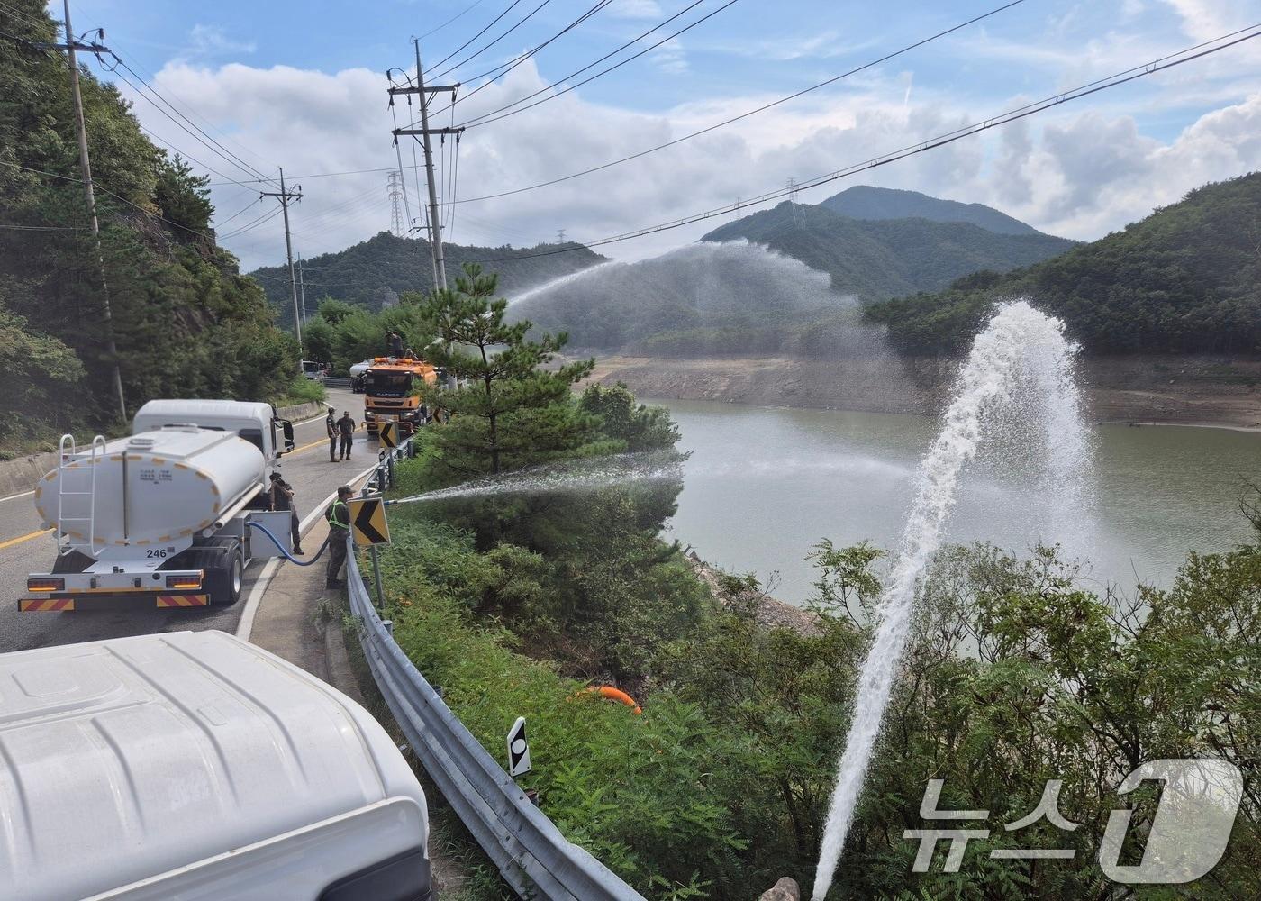본문 이미지 - 지난 3일 육군 3군단 장병들이 급수차를 이용해 오봉저수지에 물을 채우고 있다. &#40;육군 제공. 재판매 및 DB 금지&#41; 2025.9.4/뉴스1