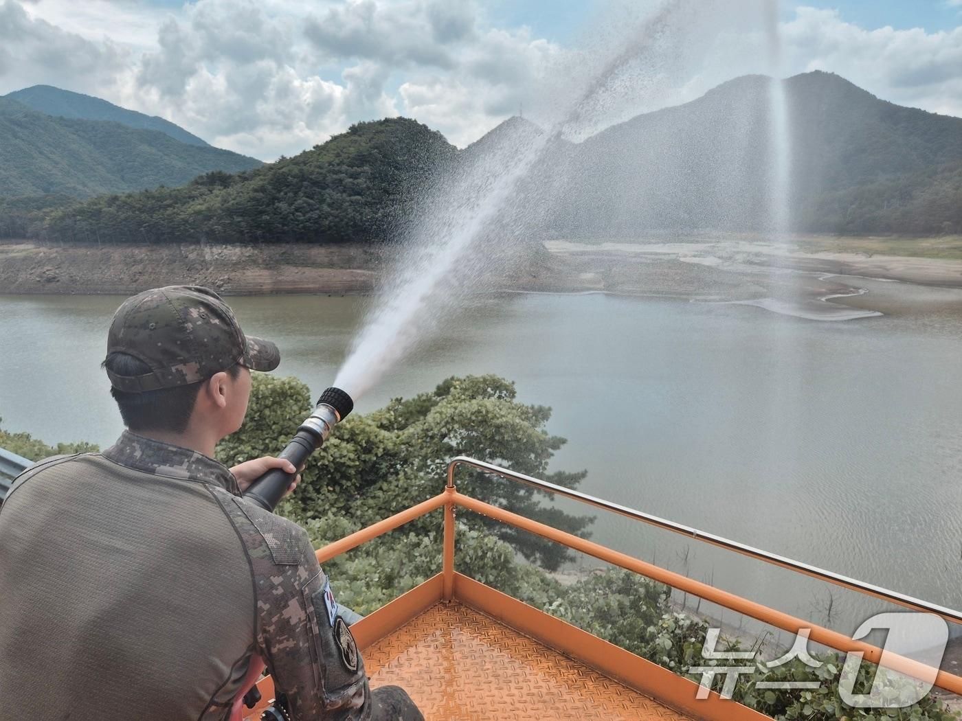 본문 이미지 - 지난 3일 육군 3군단 장병들이 급수차를 이용해 강릉 오봉저수지에 물을 채우고 있는 모습. &#40;육군 제공. 재판매 및 DB 금지&#41; 2025.9.4/뉴스1
