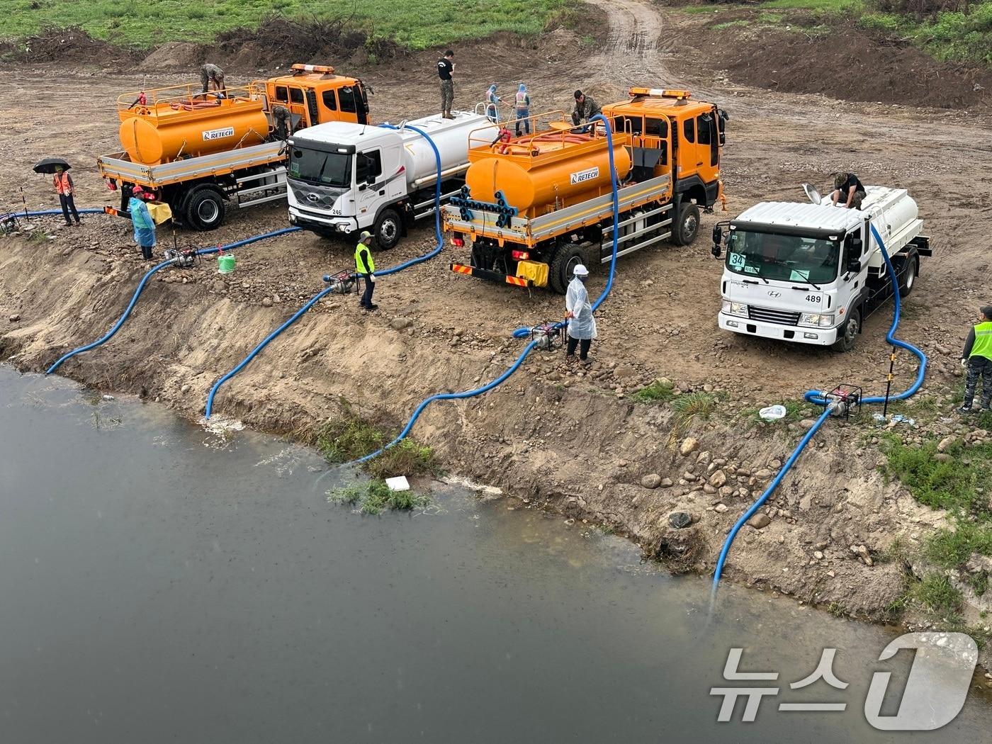 본문 이미지 - 육군 장병들이 오봉저수지로 급수를 위해 연곡천에서 물을 받고 있다. &#40;육군 제공. 재판매 및 DB 금지&#41;