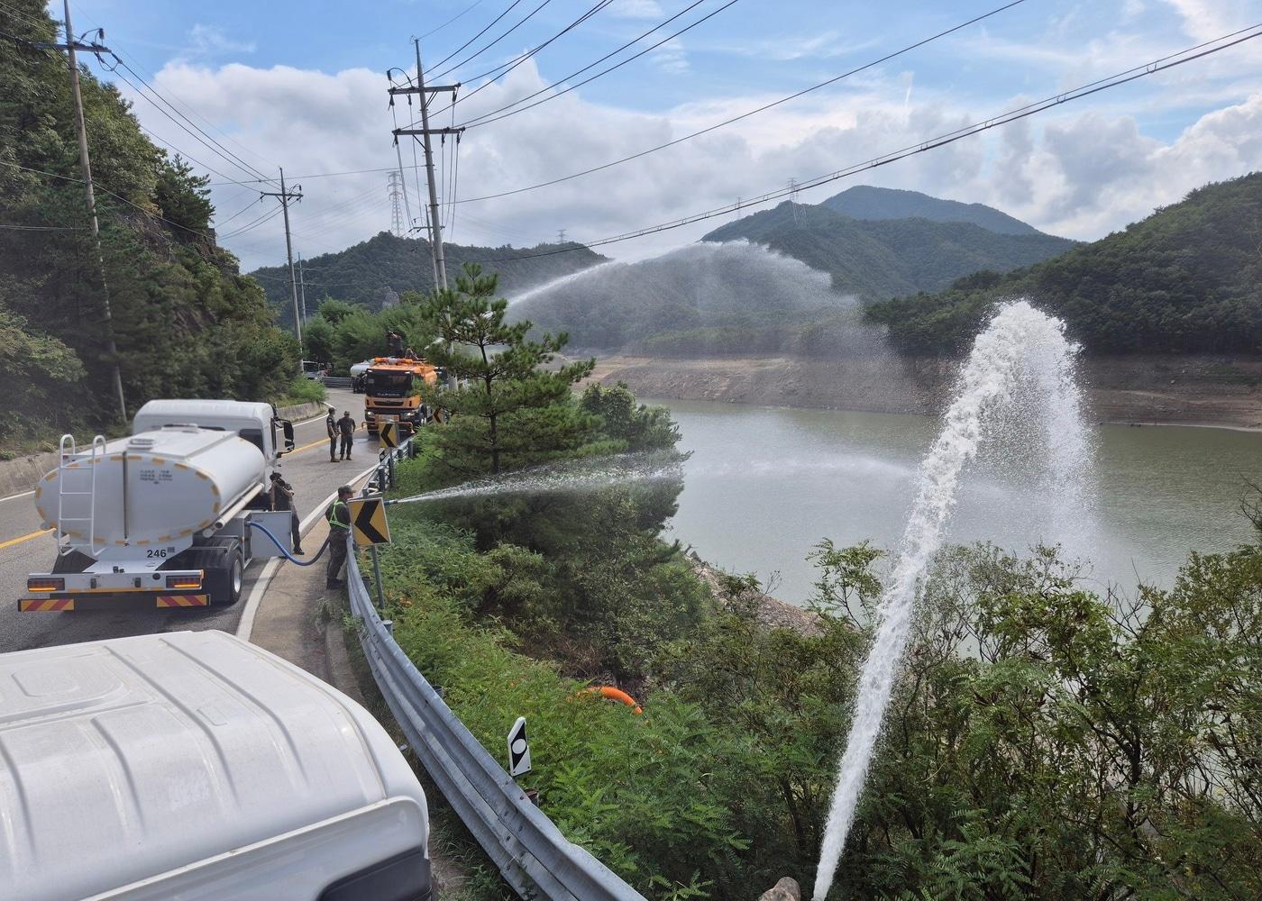 본문 이미지 - 지난 3일 육군 3군단 장병들이 급수차를 이용해 오봉저수지에 물을 채우고 있는 모습.(육군 제공)