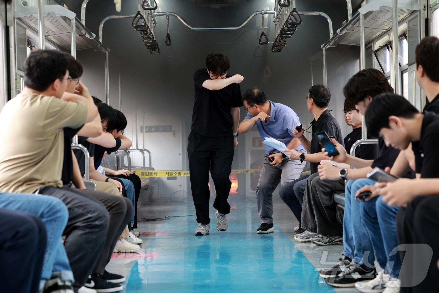 4일 오후 경기도 고양시 지축차량기지에서 전동차 화재 시연이 열린 가운데 불이 난 전동차 객실에서 승객을 가정한 서울교통공사 직원들이 대피하고 있다. &#40;공동취재&#41; 2025.9.4/뉴스1 ⓒ News1 김진환 기자