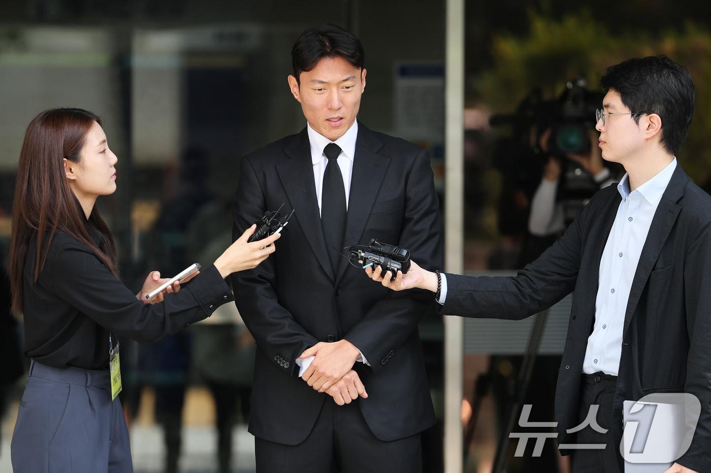 &#39;불법 촬영&#39; 혐의를 받는 축구선수 황의조&#40;33·알라니아스포르&#41;가 4일 오후 서울 서초구 서울중앙지방법원에서 열린 성폭력범죄의처벌등에관한특례법위반&#40;카메라등이용촬영&#41; 항소심 선고 공판에서 1심과 같은 징역 1년 집행유예 2년을 선고받은 후 법정을 나서며 심경을 밝히고 있다. 2025.9.4/뉴스1 ⓒ News1 오대일 기자