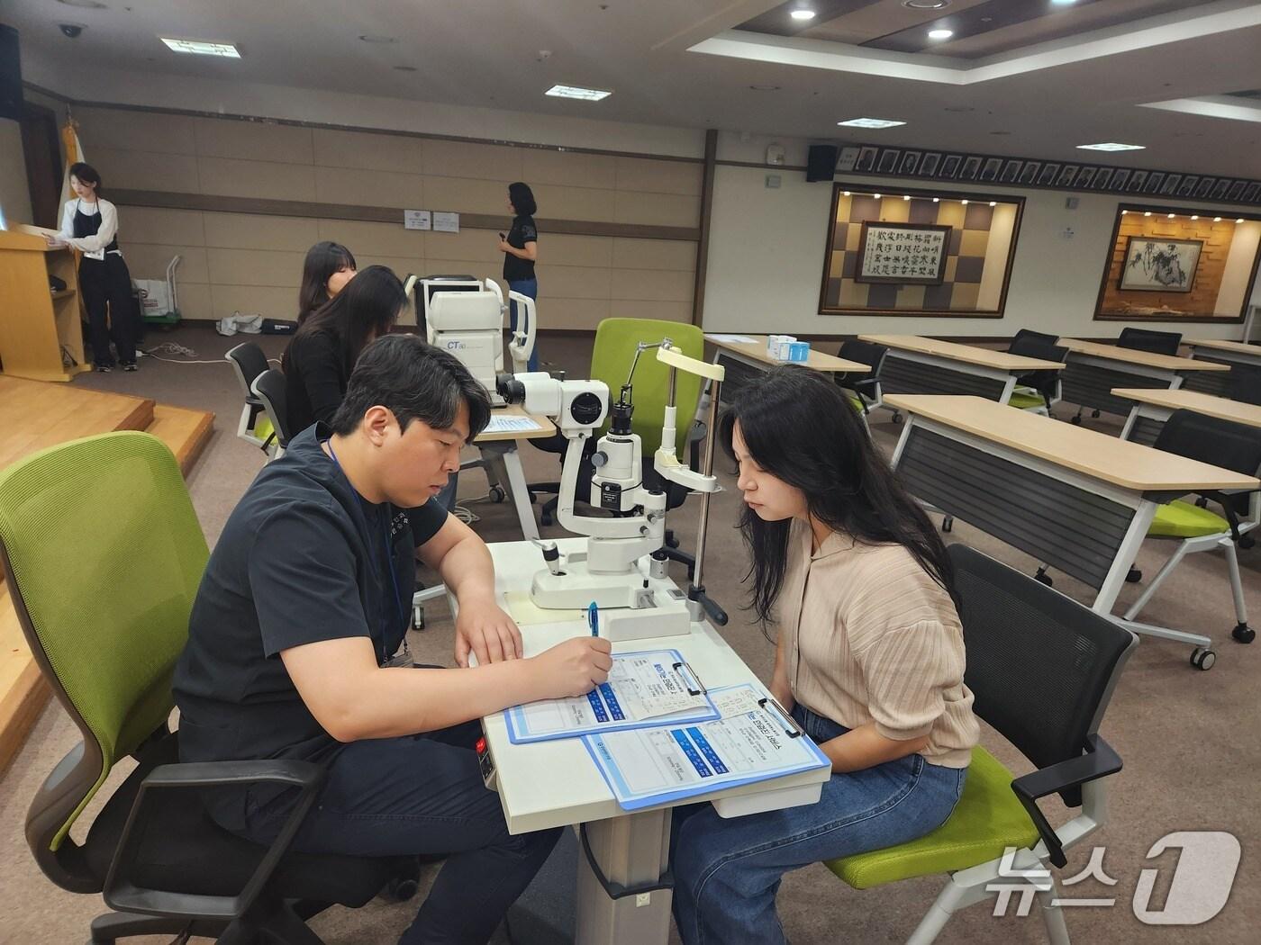 본문 이미지 - 원주시청 공무원노동조합은 4일 원주시청 지하 1층 다목적홀에서 조합원 100명을 대상으로 '찾아가는 안검진 서비스'를 실시했다.(원주시청 공무원노동조합 제공. 재판매 및 DB금지)/뉴스1