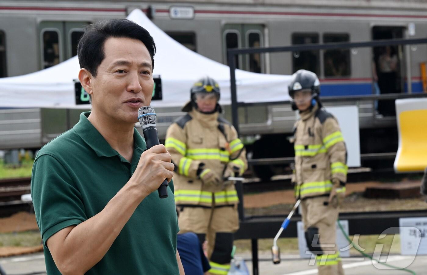 오세훈 서울시장이 4일 오후 경기 고양시 지축차량기지에서 열린 5호선 열차 방화관련 화재안정성 및 비상대응 검증을 위한 전동차 화재안전 시연회에서 인사말을 하고 있다. (공동취재) 2025.9.4/뉴스1 ⓒ N·ews1 김진환 기자