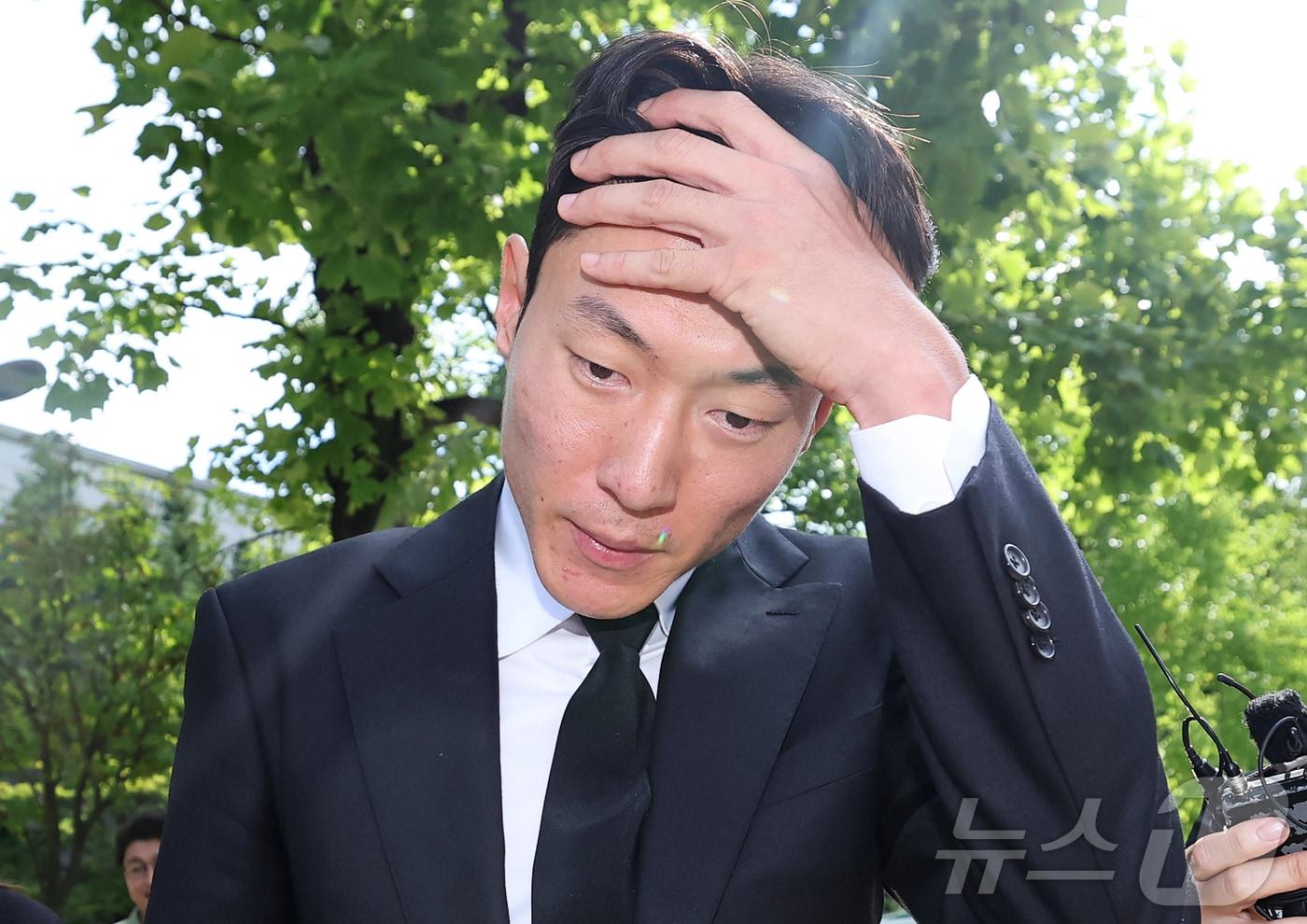 &#39;불법 촬영&#39; 혐의를 받는 축구선수 황의조&#40;33·알라니아스포르&#41;가 4일 오후 서울 서초구 서울중앙지방법원에서 열린 성폭력범죄의처벌등에관한특례법위반&#40;카메라등이용촬영&#41; 항소심 선고 공판에서 1심과 같은 징역 1년 집행유예 2년을 선고받은 후 법정을 나서고 있다. 2025.9.4/뉴스1 ⓒ News1 오대일 기자