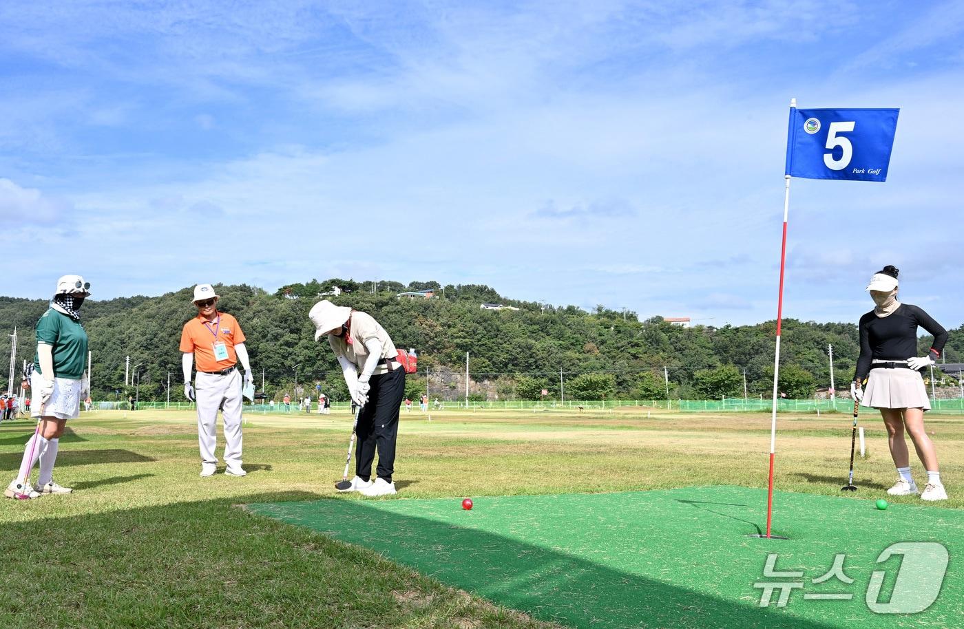 4일 대구 군위군 군위읍 파크골프장에서 '대구시민 파크골프 축제'가 열렸다. (군위군 제공. 재판매 및 DB금지)