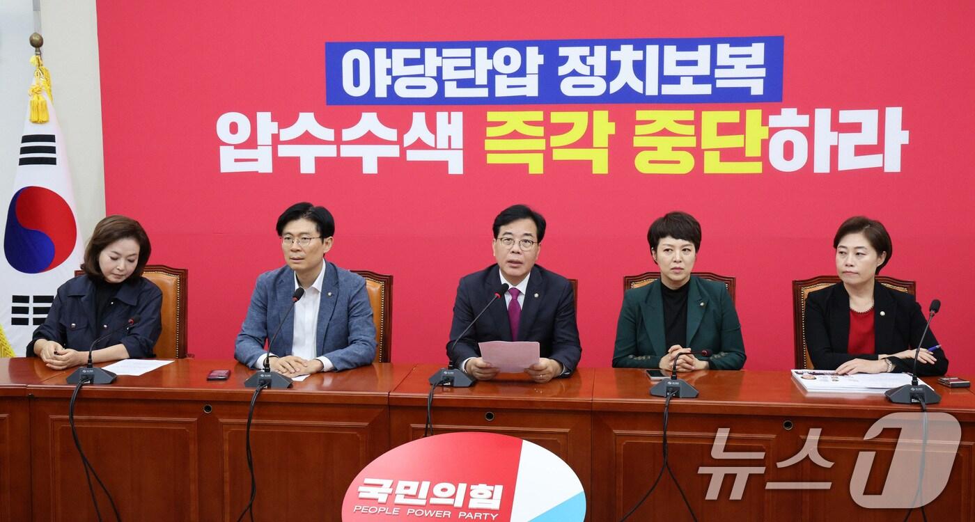 송언석 국민의힘 원내대표와 교육위원회 위원들이 4일 오후 서울 여의도 국회에서 최교진 교육부 장관 후보자 관련 긴급 기자간담회를 하고 있다. 2025.9.4/뉴스1 ⓒ News1 신웅수 기자