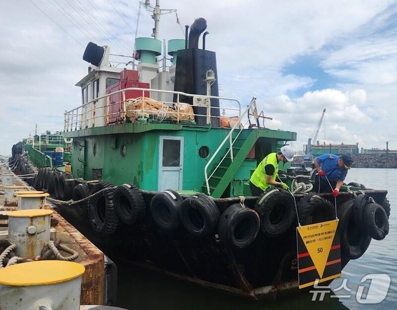 본문 이미지 - 인천항만공사 및 중부지방해양경찰청 관계자들이 해양오염 취약선박에 아이마커를 설치하고 있다. (인천항만공사 제공. 재판매 및 DB금지)
