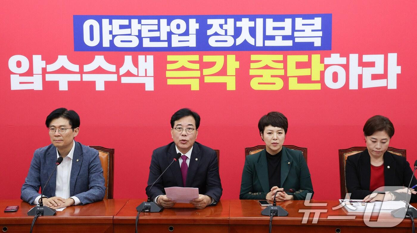 송언석 국민의힘 원내대표와 교육위원회 위원들이 4일 오후 서울 여의도 국회에서 최교진 교육부 장관 후보자 관련 긴급 기자간담회를 하고 있다. 2025.9.4/뉴스1 ⓒ News1 신웅수 기자