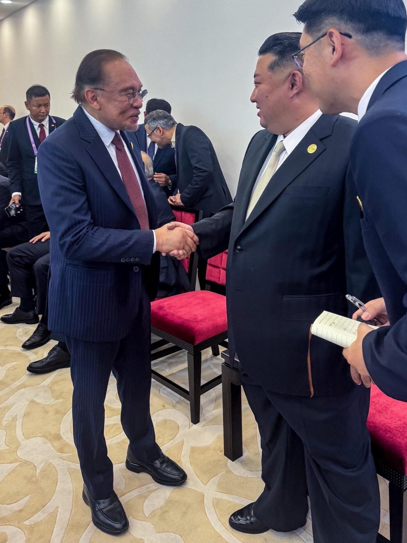 본문 이미지 - 안와르 이브라힘 말레이시아 총리와 악수하는 김정은 북한 노동당 총비서. &#40;안와르 총리 폐이스북&#41;