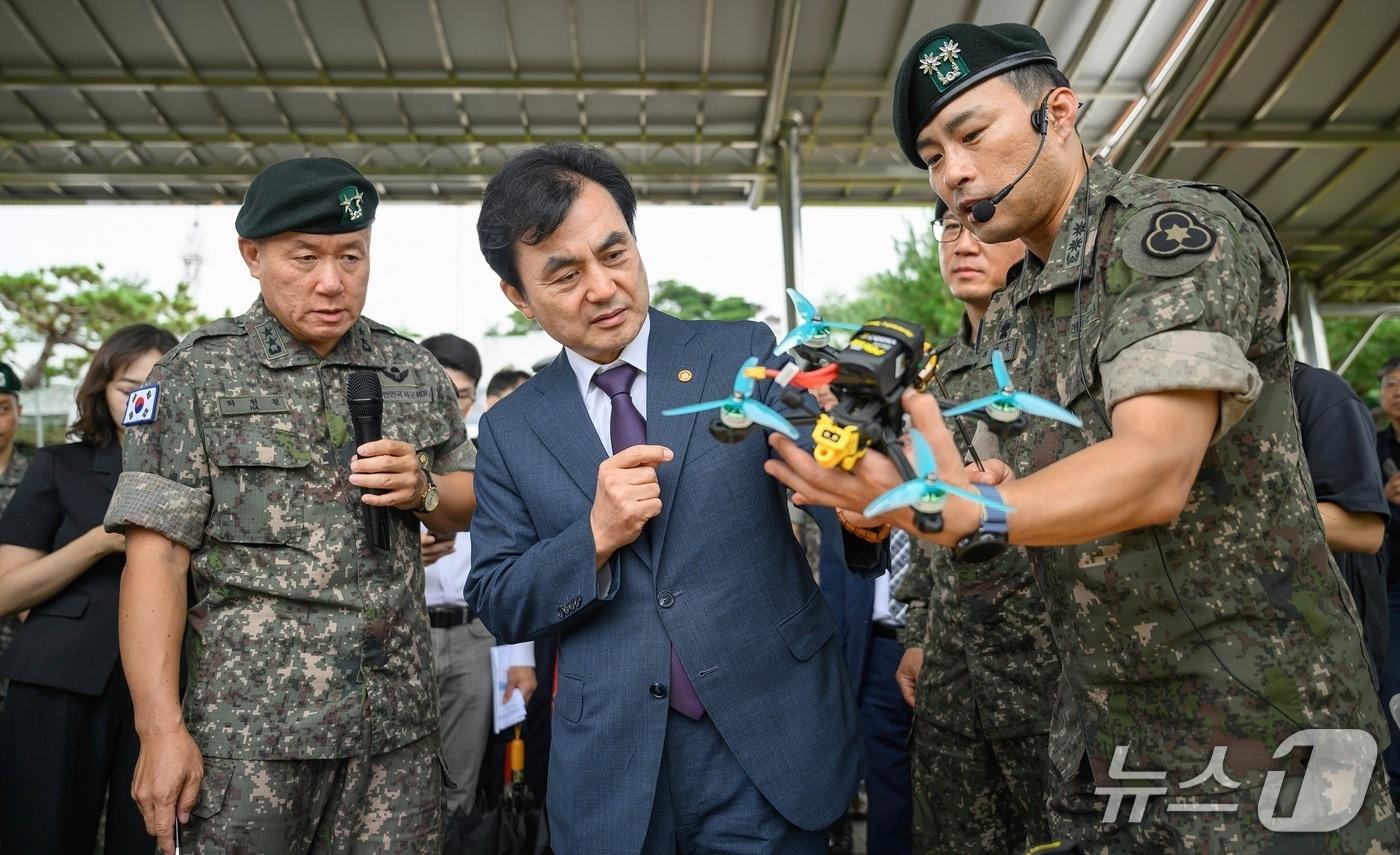 4일 육군 36사단을 찾은 안규백 국방부 장관이 36사 관계관으로부터 교육용 소형드론에 대한 설명을 듣고 있다. &#40;국방부 제공&#41;