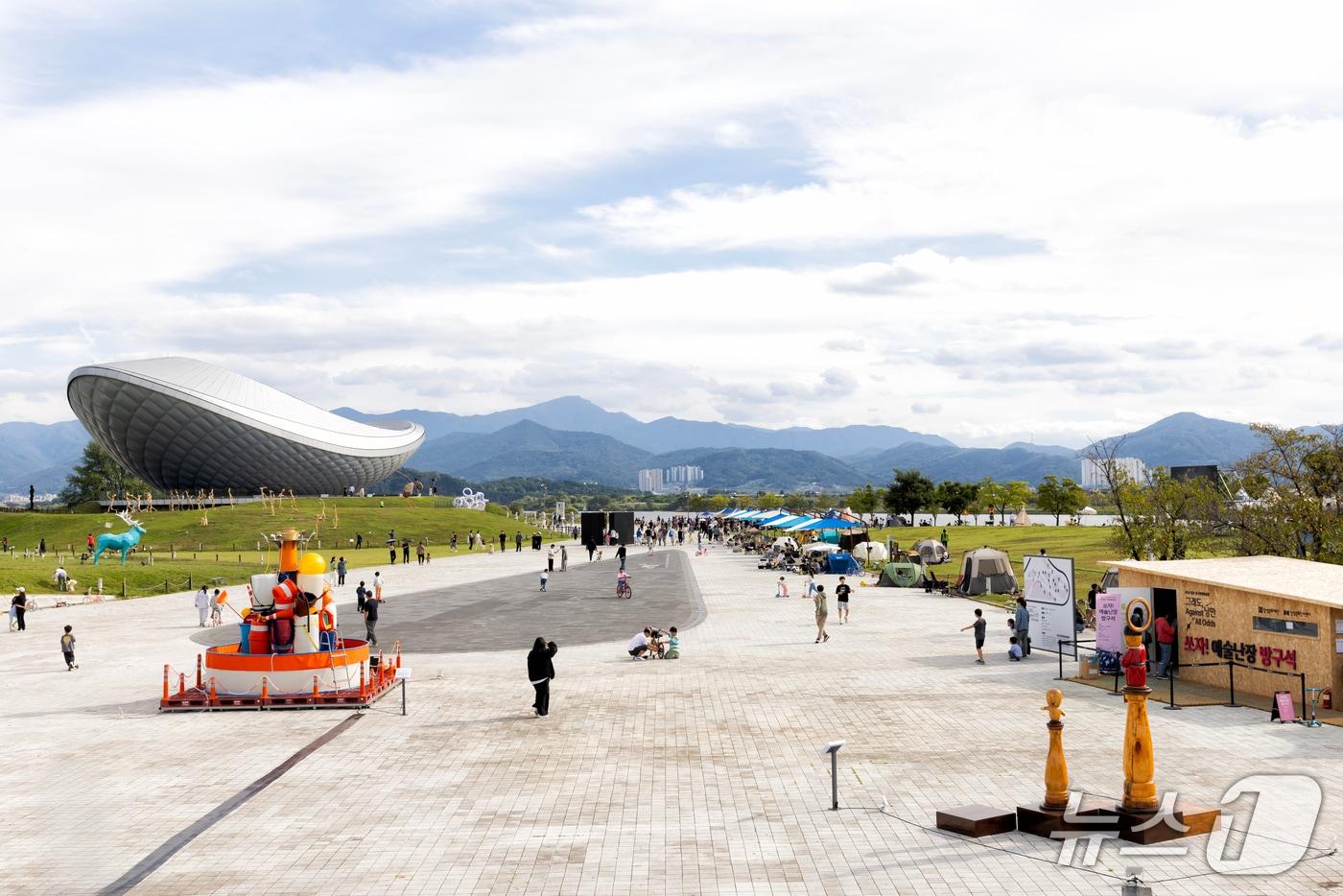 지난해 강정보 디아크 광장에서 열린 &#39;달성 대구현대미술제&#39; 모습.&#40;대구 달성문화재단 제공.재판매 및 DB 금지&#41;