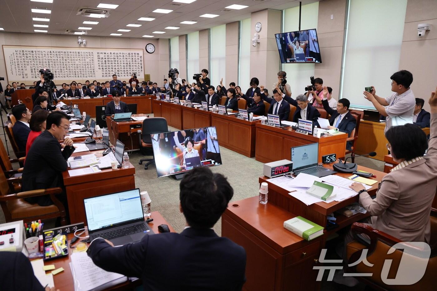 4일 오후 서울 여의도 국회에서 열린 법제사법위원회 전체회의에서 의원들이 거수 투표를 하고 있다. 2025.9.4/뉴스1 ⓒ News1 이승배 기자