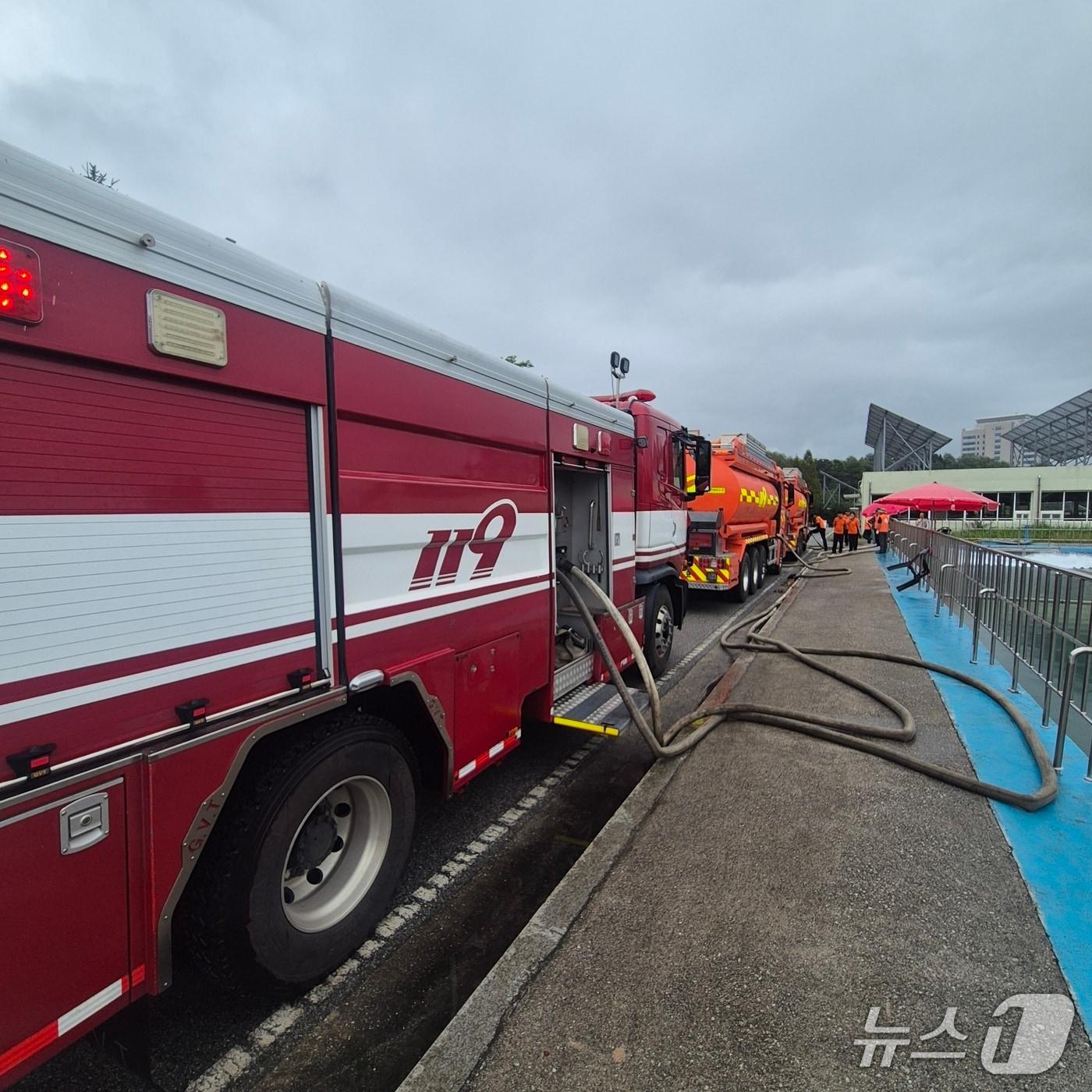 본문 이미지 - '최악 가뭄' 강릉에 추가 투입된 물탱크차량.(강원도소방본부 제공. 재판매 및 DB금지)/뉴스1