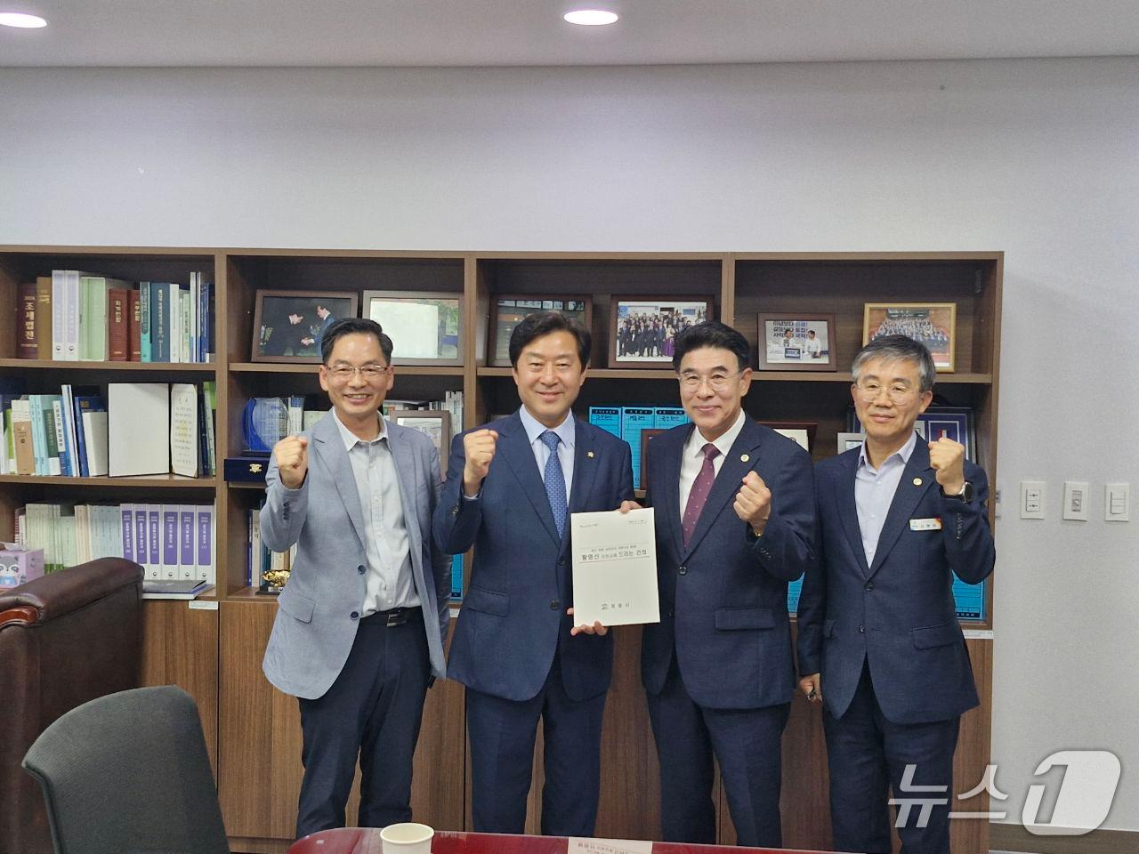 본문 이미지 -  이응우 계룡시장(왼쪽 3번째)이 황명선 국회의원(왼쪽 2번째)과 면담 후 기념촬영하는모습. (계룡시 제공.재판매 및 DB금지)/뉴스1