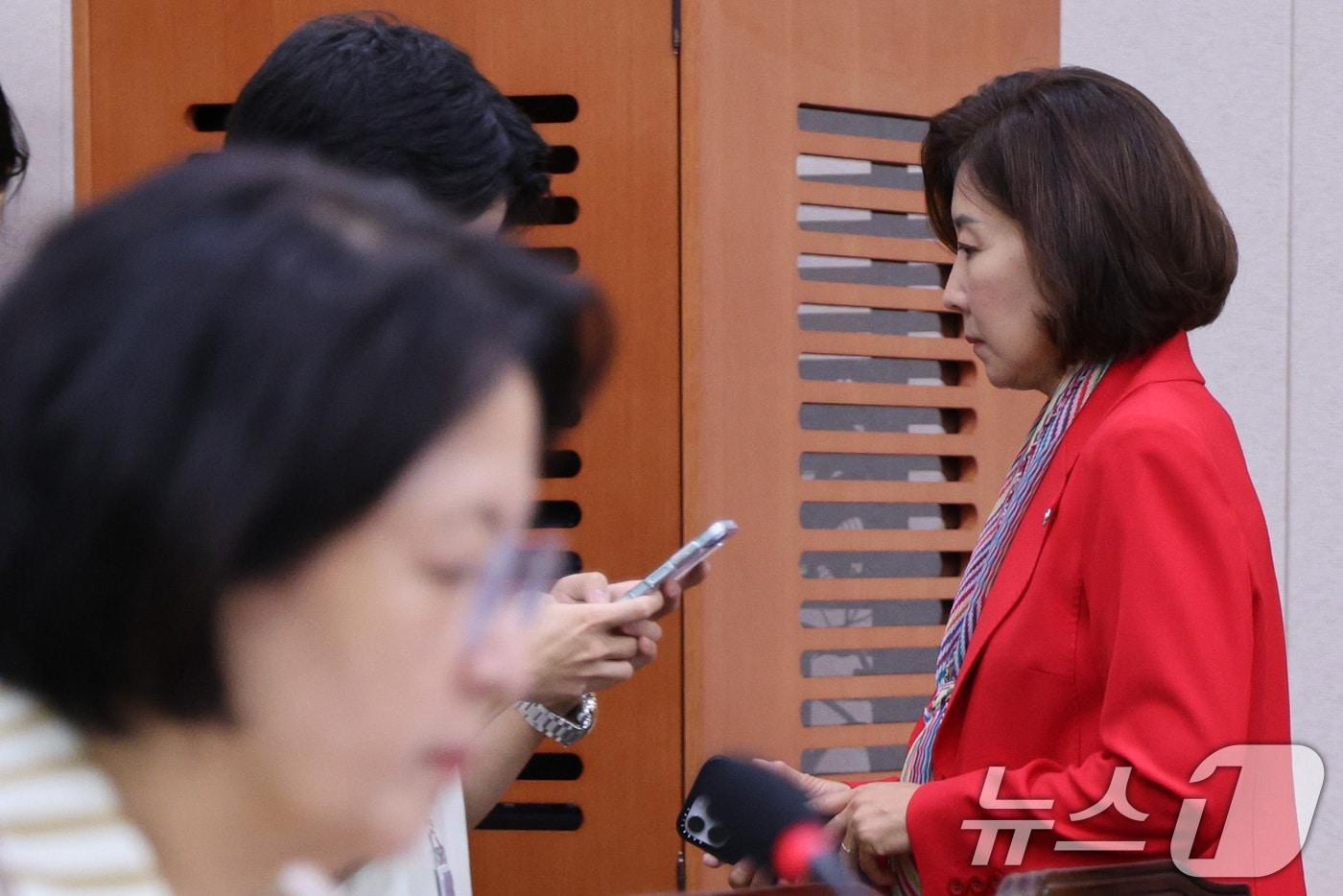4일 오후 서울 여의도 국회에서 열린 법제사법위원회 전체회의에서 추미애 국민의힘 의원이 자리를 이석하고 있다. 왼쪽은 추미애 위원장. 2025.9.4/뉴스1 ⓒ News1 신웅수 기자