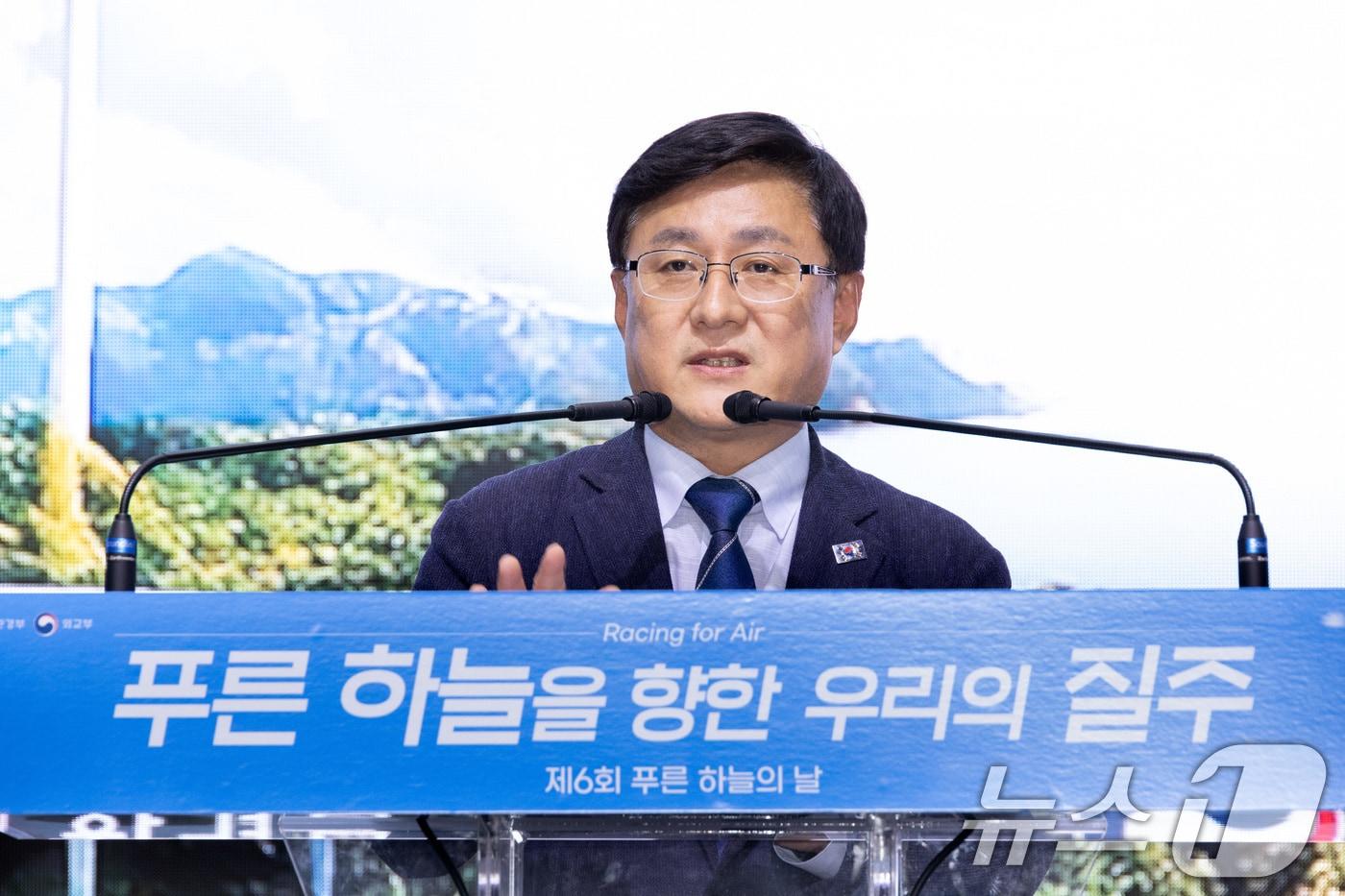본문 이미지 - 김성환 기후에너지환경부 장관이 경기 고양시 일산 킨텍스에서 열린 '푸른 하늘의 날’ 정부 기념식에 참석해 기념사를 하고 있다. (기후에너지환경부 제공. 재판매 및 DB 금지) 2025.9.4 ⓒ 뉴스1