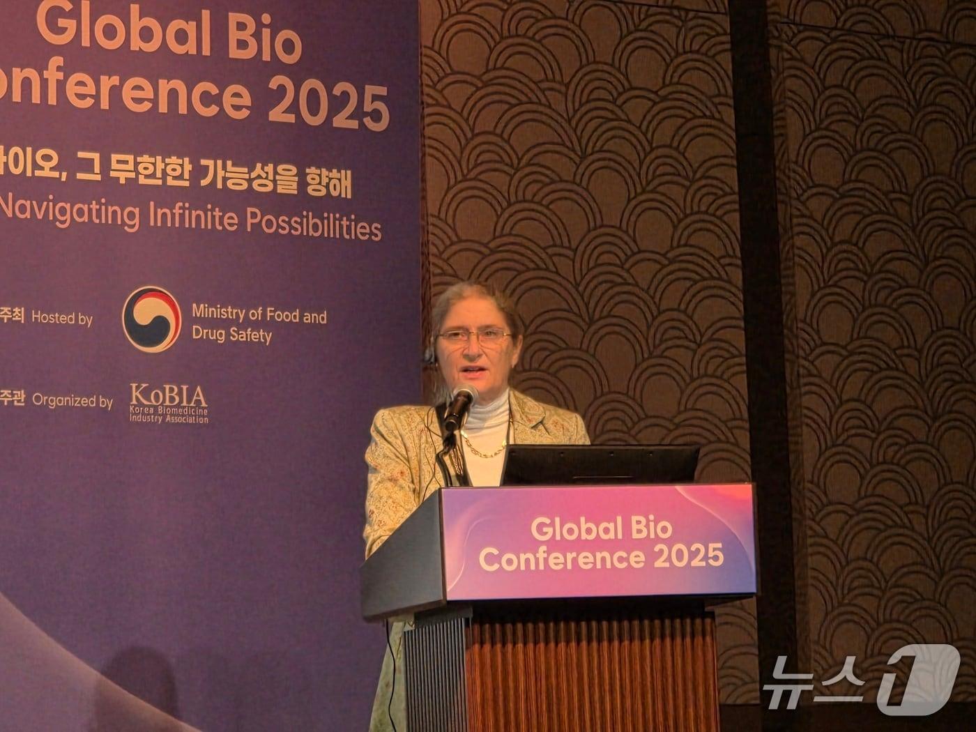 본문 이미지 - 삼성바이오에피스 미국 규제정책 전략 담당 질리언 울렛 상무가 4일 서울 강남구 그랜드 인터컨티넨탈 서울 파르나스에서 열린 '글로벌 바이오 콘퍼런스 2025'(GBC)에서 발표를 하고 있다. 2025. 9. 4/뉴스1 황진중 기자