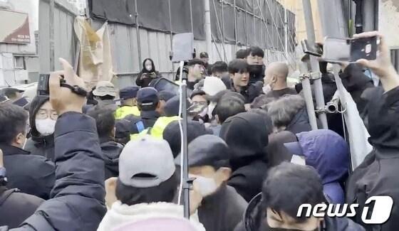 본문 이미지 - 기사 이해를 돕기 위한 2023년 10월 28일 강원 원주 아카데미극장 철거공사 현장 주변 자료 사진으로 기사 내용과 직접 관련 없음. &#40;재판매 및 DB금지&#41; /뉴스1