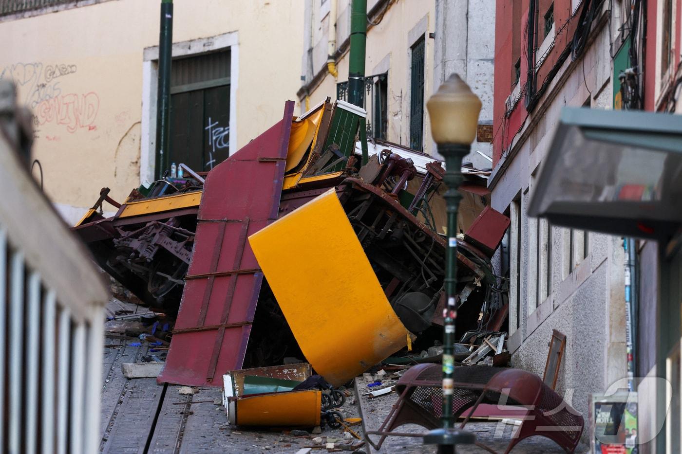 4일(현지시간) 포르투갈 리스본 글로리아 전차 탈선 사고 현장. 현지 당국은 전날 발생한 사고로 최소 15명이 숨지고 18명이 다쳤다고 밝혔다. 2025.09.04. ⓒ 로이터=뉴스1 ⓒ News1 심서현 기자