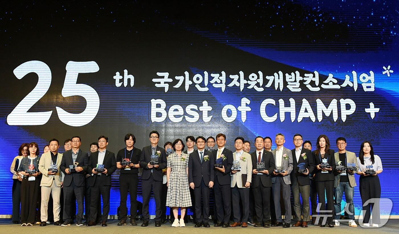 경기도경제과학진흥원이 4일 용산 드래곤시티 그랜드볼룸 한라홀에서 열린 &#39;2025 Best of CHAMP&#39; 시상식에서 고용노동부 장관상을 받으며 전국 최우수기관에 선정됐다.&#40;경과원 제공. 재판매 및 DB금지&#41;/뉴스1