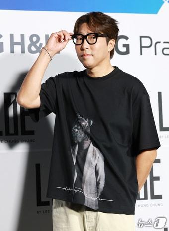 본문 이미지 - 방송인 대도서관이 4일 서울 중구 동대문디자인플라자(DDP)에서 열린 2026 S/S서울패션위크 라이(LIE) 패션쇼에 참석해 포즈를 취하고 있다. 2025.9.4/뉴스1 ⓒ News1 권현진 기자