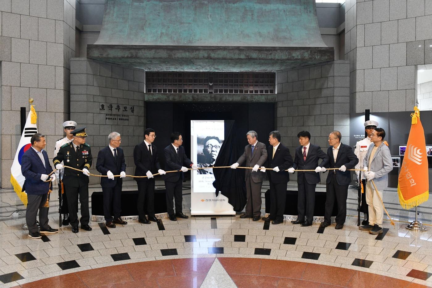 4일 서울 용산구 전쟁기념관에서 열린 호국인물 현양행사에서 9월 호국인물 권준 장군을 공개하는 모습.(전쟁기념사업회 제공)