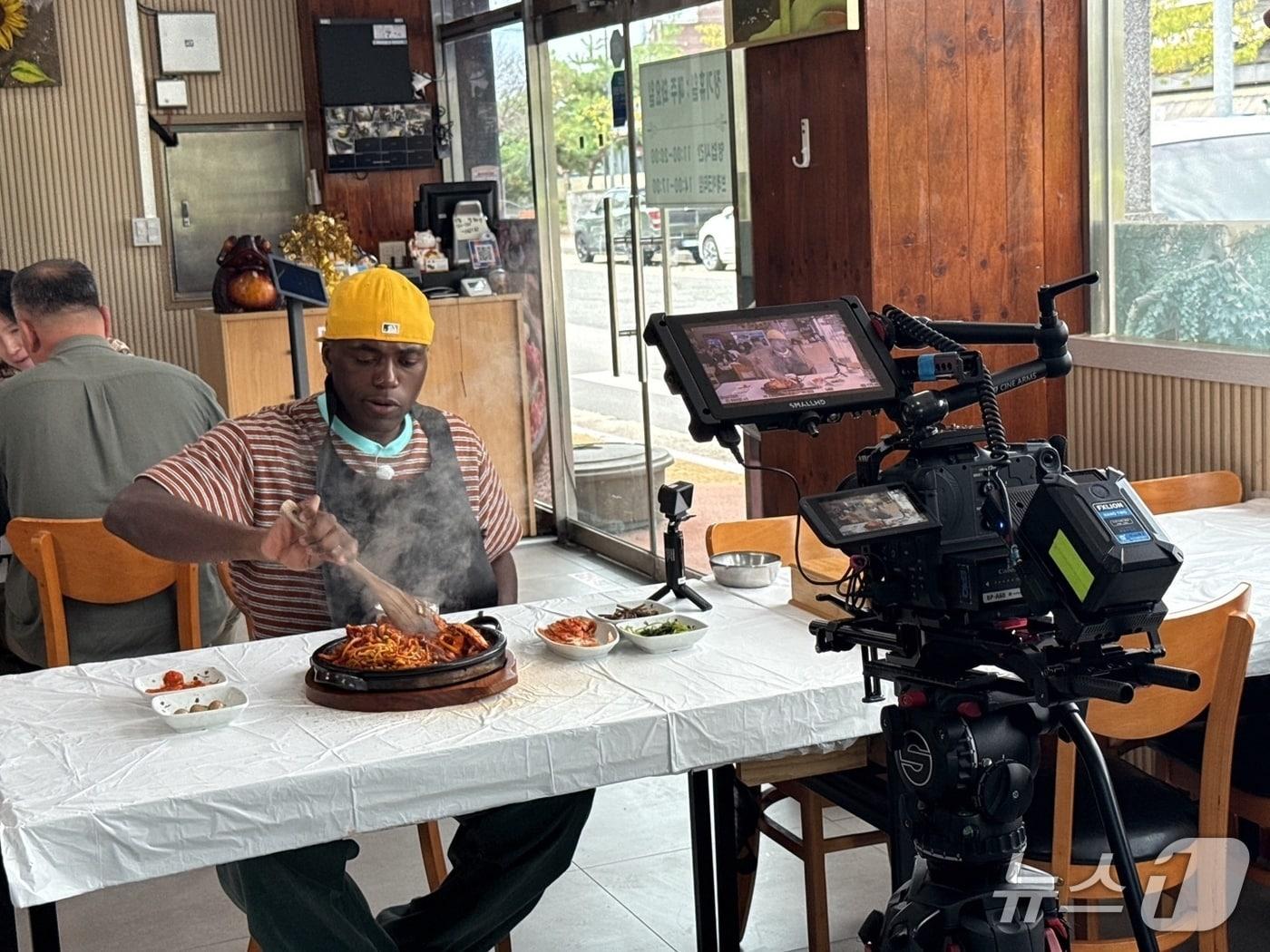 본문 이미지 - 방송인 조나단이 4일 전북 남원을 찾아 지역 대표 음식들을 체험하며 서부내륙권 관광진흥사업 홍보를 위한 영상을 촬영했다.(전북문화관광재단 제공. 재판매 및 DB금지)