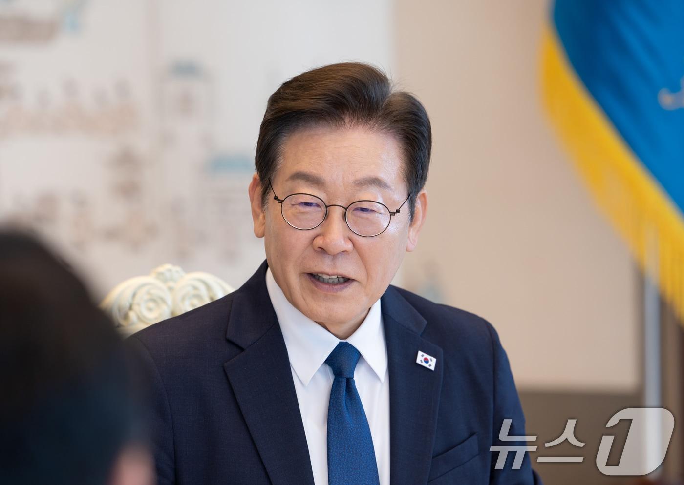 이재명 대통령이 4일 서울 용산 대통령실 청사에서 열린 양대 노총 위원장과 오찬 간담회에서 양경수 민주노총 위원장, 김동명 한국노총 위원장과 대화하고 있다. &#40;대통령실 제공. 재판매 및 DB 금지&#41; 2025.9.4/뉴스1 ⓒ News1 허경 기자