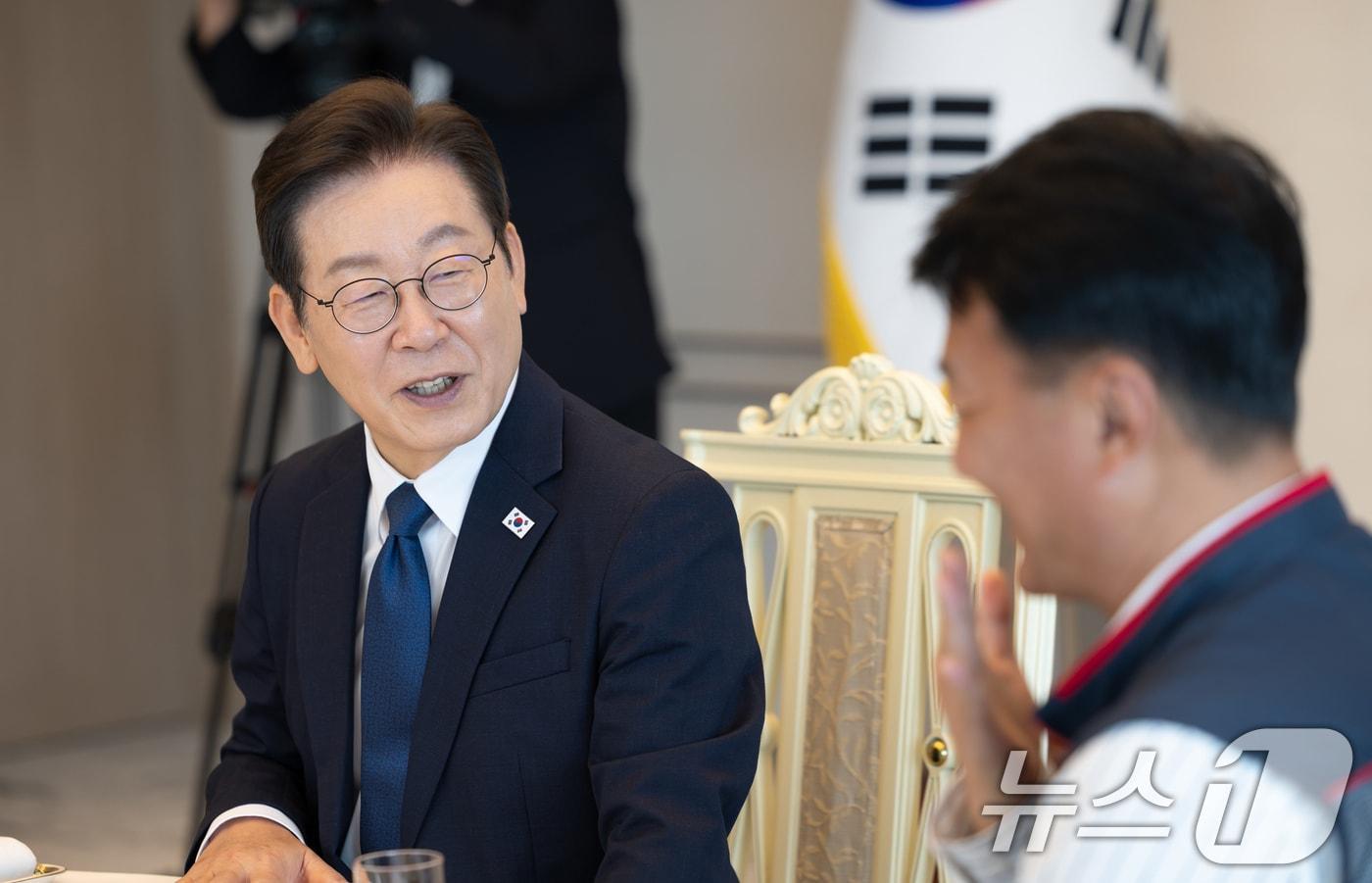 본문 이미지 - 이재명 대통령이 4일 서울 용산 대통령실 청사에서 열린 양대 노총 위원장과 오찬 간담회에서 양경수 민주노총 위원장과 대화하고 있다. (대통령실 제공. 재판매 및 DB 금지) 2025.9.4 ⓒ 뉴스1 허경 기자
