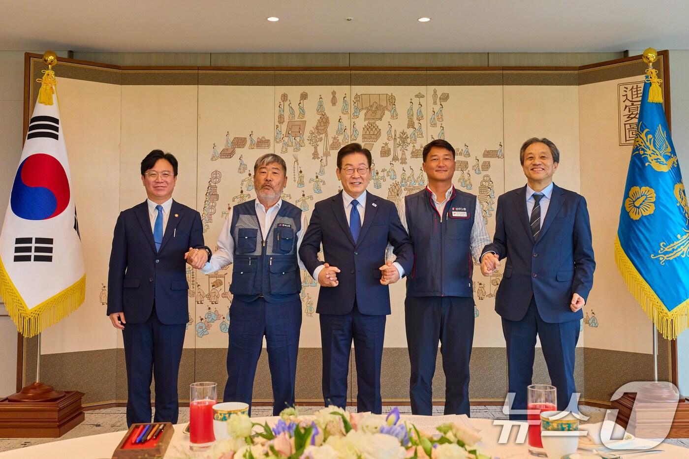 이재명 대통령이 4일 서울 용산 대통령실 청사에서 열린 양대 노총 위원장과 오찬 간담회에서 양경수 민주노총 위원장, 김동명 한국노총 위원장과 기념촬영을 하고 있다. 왼쪽부터 김영훈 고용노동부 장관, 김동명 한국노총 위원장, 이 대통령, 양경수 민주노총 위원장, 문진영 대통령실 사회수석. &#40;대통령실 제공. 재판매 및 DB 금지&#41; 2025.9.4/뉴스1 ⓒ News1 허경 기자