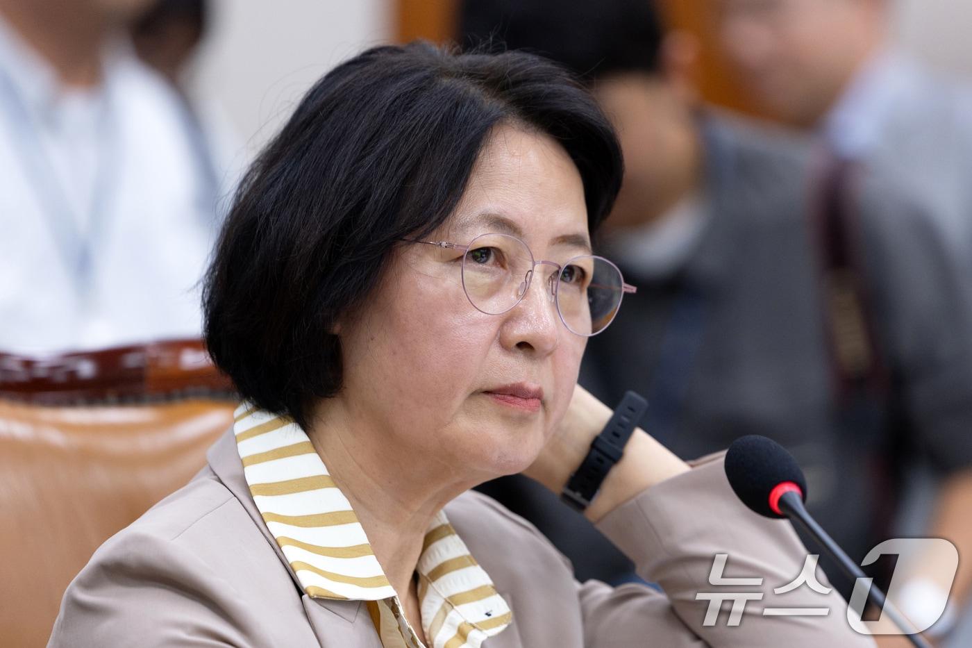 추미애 국회 법제사법위원장이 지난 4일 서울 여의도 국회에서 열린 제429회 국회&#40;정기회&#41; 제2차 전체회의에서 머리를 만지고 있다. 2025.9.4/뉴스1 ⓒ News1 이승배 기자
