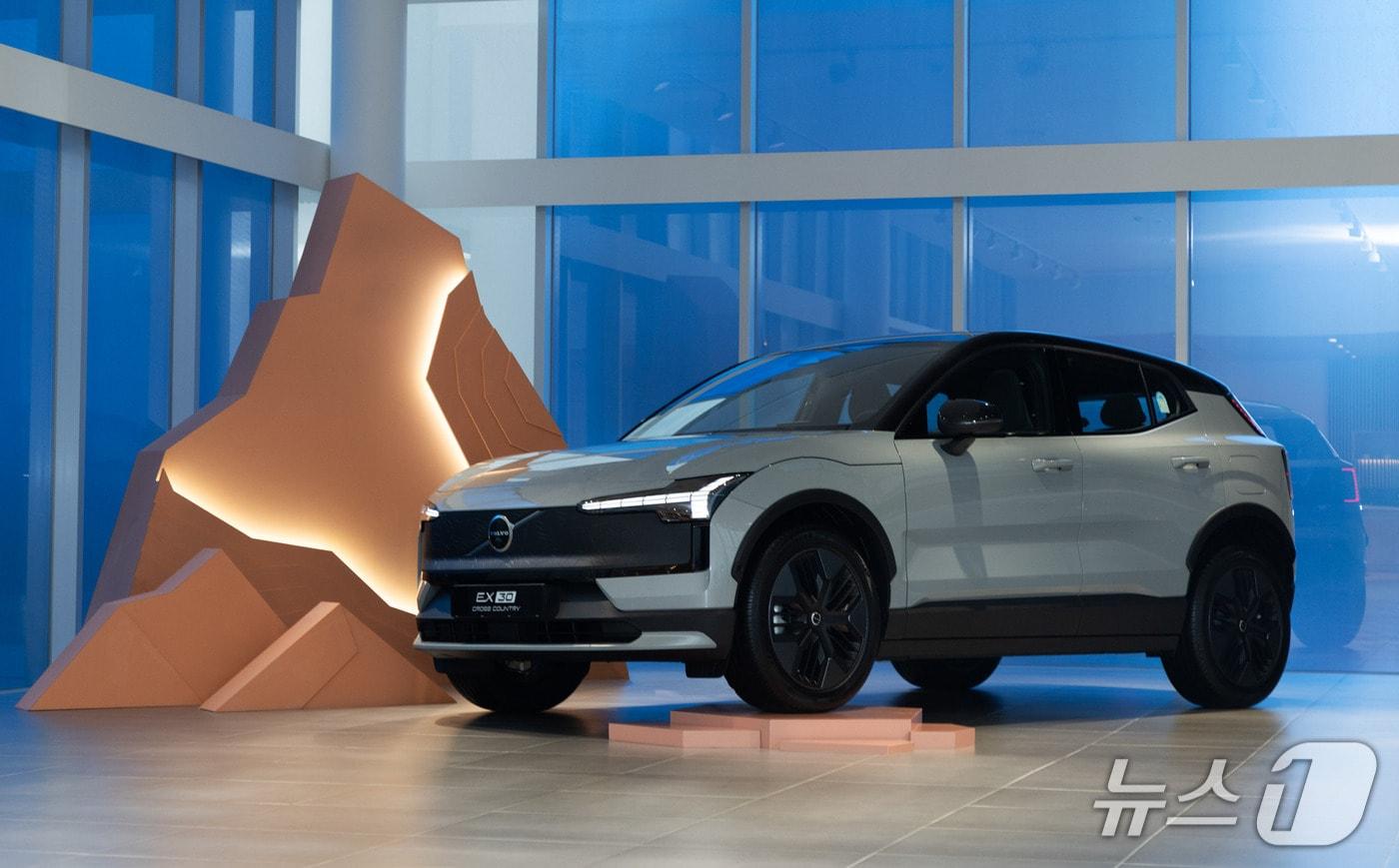 볼보자동차코리아가 4일 서울 용산 전시장에서 미디어를 대상으로 공개한 &#39;EX30CC&#39;의 모습. 소형 순수 전기 스포츠유틸리티차&#40;SUV&#41; &#39;EX30&#39;을 크로스컨트리&#40;CC&#41;로 재해석하면서 승차감과 주행 성능을 높인 게 특징이다. 사진 속 모델의 외장 색상은 베이퍼 그레이다&#40;볼보차코리아 제공&#41;. 2025.09.04.