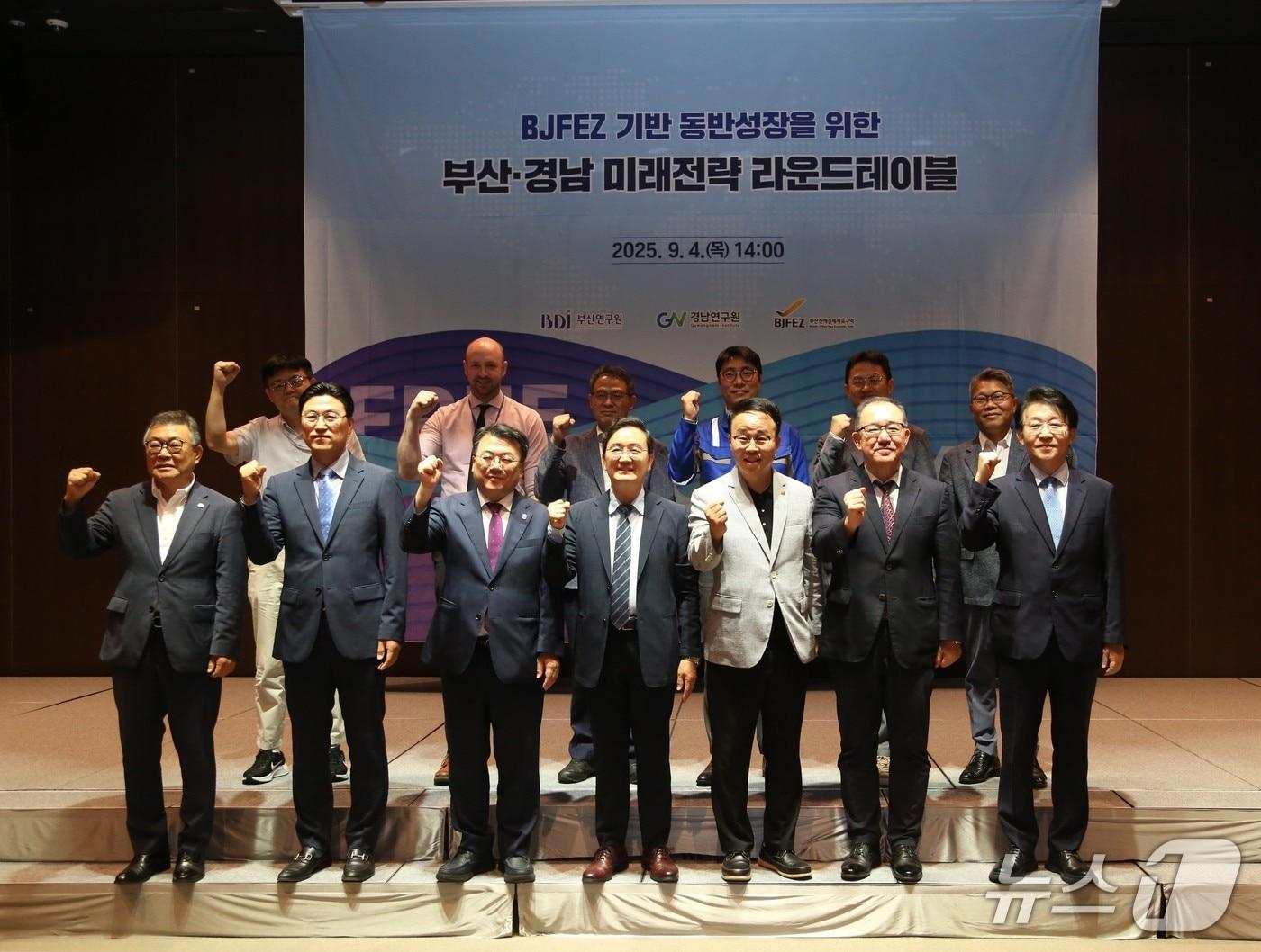 본문 이미지 - 부산진해경제자유구역청이 개최한 부산·경남 미래전략 라운드테이블에서 참석자들이 기념사진을 촬영하고 있다.&#40;경자청 제공. 재판매 및 DB 금지&#41;