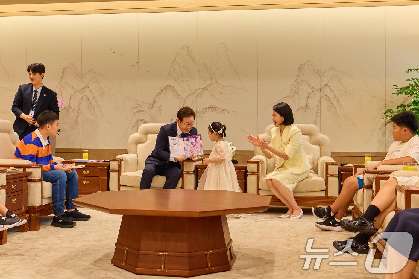 이재명 대통령이 지난 4일 서울 용산 대통령실 청사에서 열린 어린이 초청 행사에서 참석자에게 사인이 담긴 책을 선물하고 있다. (대통령실 제공. 재판매 및 DB 금지) 2025.9.4/뉴스1 ⓒ News1 허경 기자