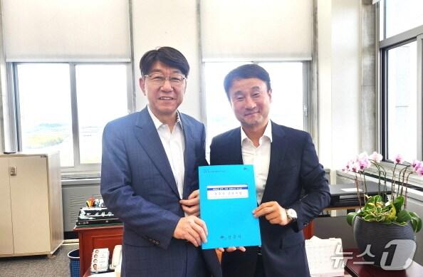 본문 이미지 - 우범기 전주시장&#40;사진 왼쪽&#41;이 4일 국회에서 한병도 의원을 만나 핵심사업 국가예산 반영을 요청했다.&#40;전주시 제공, 재판매 및 DB 금지&#41;/뉴스1