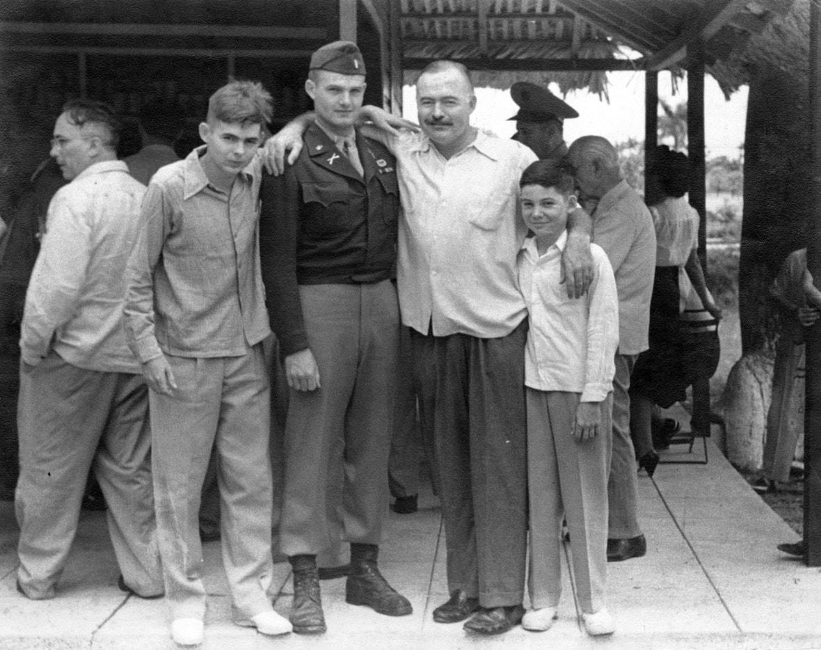 본문 이미지 - 1945년경, 쿠바의 카사도레스 클럽에서 어니스트 헤밍웨이가 자녀들과 함께한 모습. 왼쪽부터 패트릭, 잭, 그리고 그레고리. &#40;JFK라이브러리 웹사이트 어니스트 헤밍웨이  사진 컬렉션 갈무리&#41;