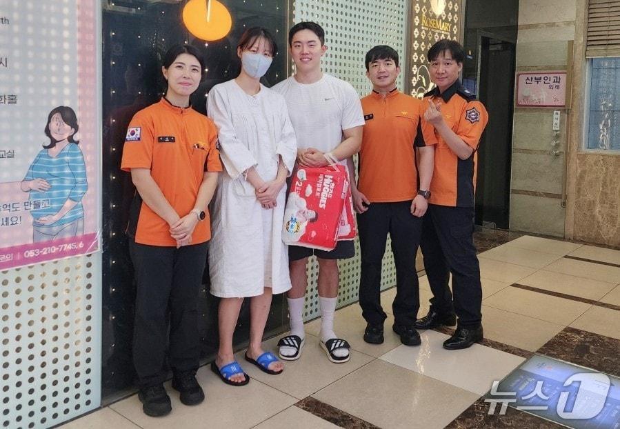 본문 이미지 - 119구급대원의 도움으로 구급차에서 새 생명이 무사히 태어났다. 출산을 도운 119구급대원들과 산모, 남편. (대구소방본부 제공. 재판매 및 DB 금지) 2025.9.4/뉴스1