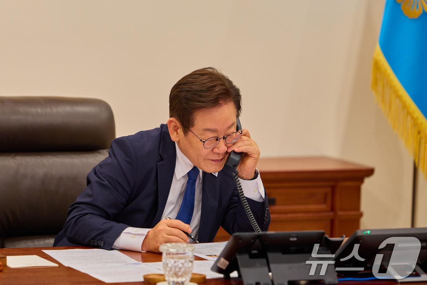 이재명 대통령이 4일 서울 용산 대통령실 청사 집무실에서 오흐나 후렐스후(Ukhnaa Khurelsukh) 몽골 대통령과 전화 통화하고 있다. (대통령실 제공. 재판매 및 DB 금지) /뉴스1 ⓒ News1 허경 기자