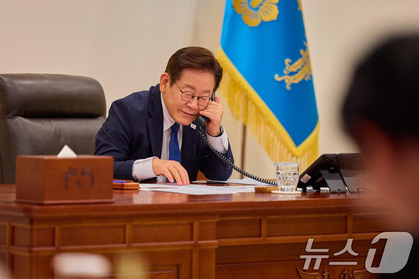 이재명 대통령이 4일 서울 용산 대통령실 청사 집무실에서 오흐나 후렐스후(Ukhnaa Khurelsukh) 몽골 대통령과 전화 통화하고 있다. (대통령실 제공. 재판매 및 DB 금지) 2025.9.4/뉴스1 ⓒ News1 허경 기자