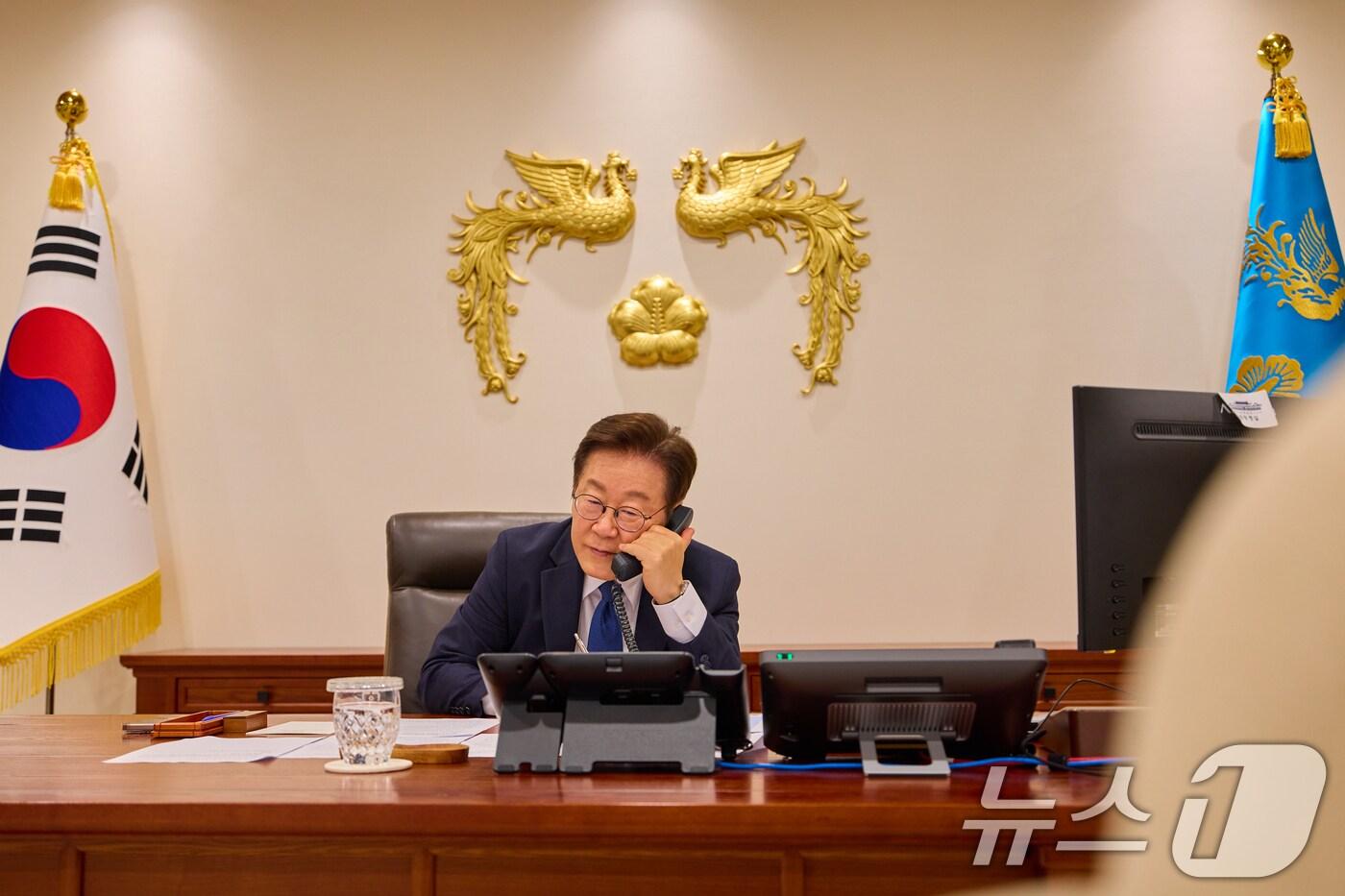 이재명 대통령이 4일 서울 용산 대통령실 청사 집무실에서 오흐나 후렐스후&#40;Ukhnaa Khurelsukh&#41; 몽골 대통령과 전화 통화하고 있다. &#40;대통령실 제공. 재판매 및 DB 금지&#41; 2025.9.4/뉴스1 ⓒ News1 허경 기자