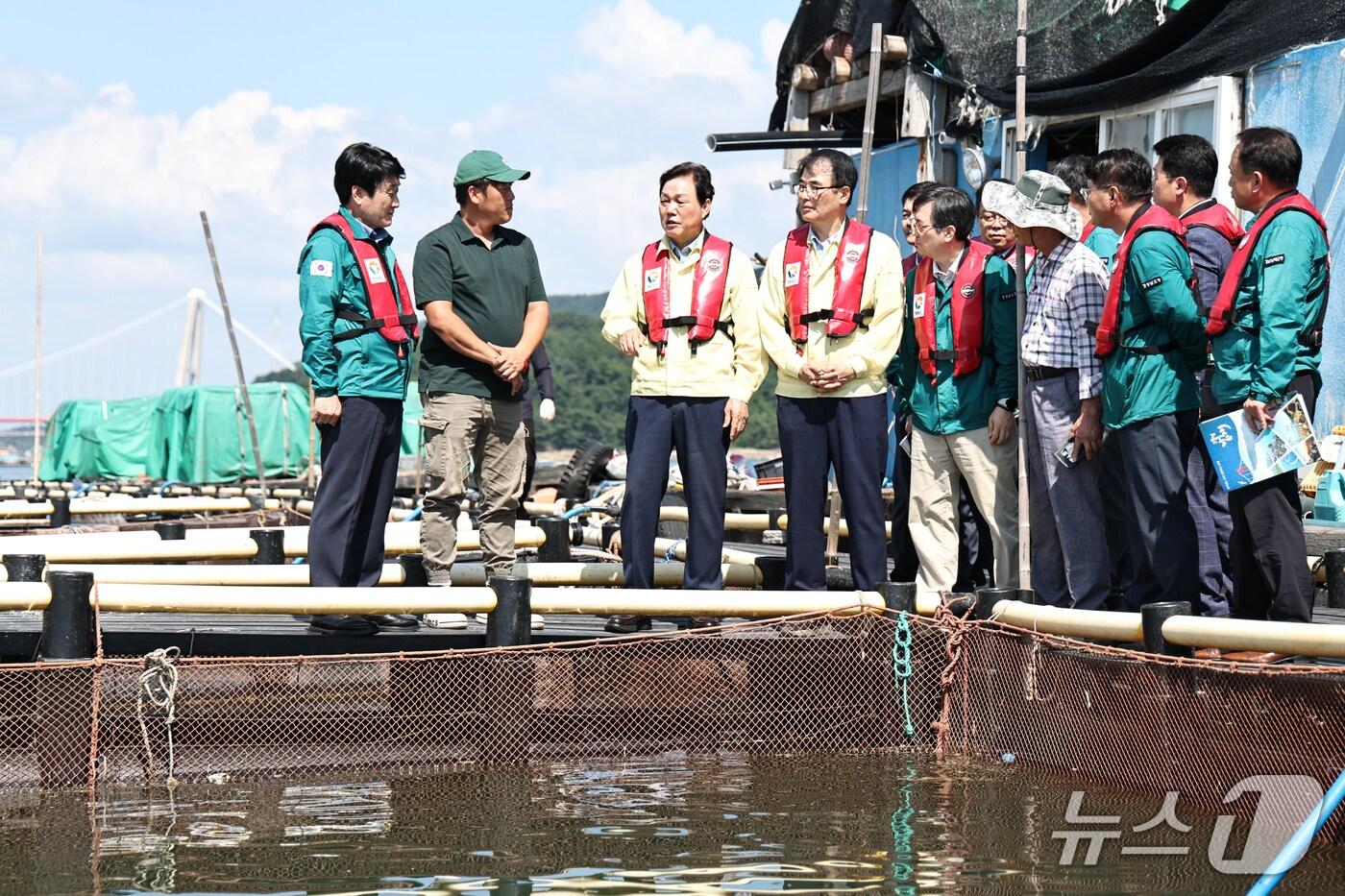박완수 경남지사(왼쪽 세번째)가 4일 적조 피해가 발생한 남해 양식어가에서 양식어업인을 격려하고 있다.(경남도 제공. 재판매 및 DB금지)