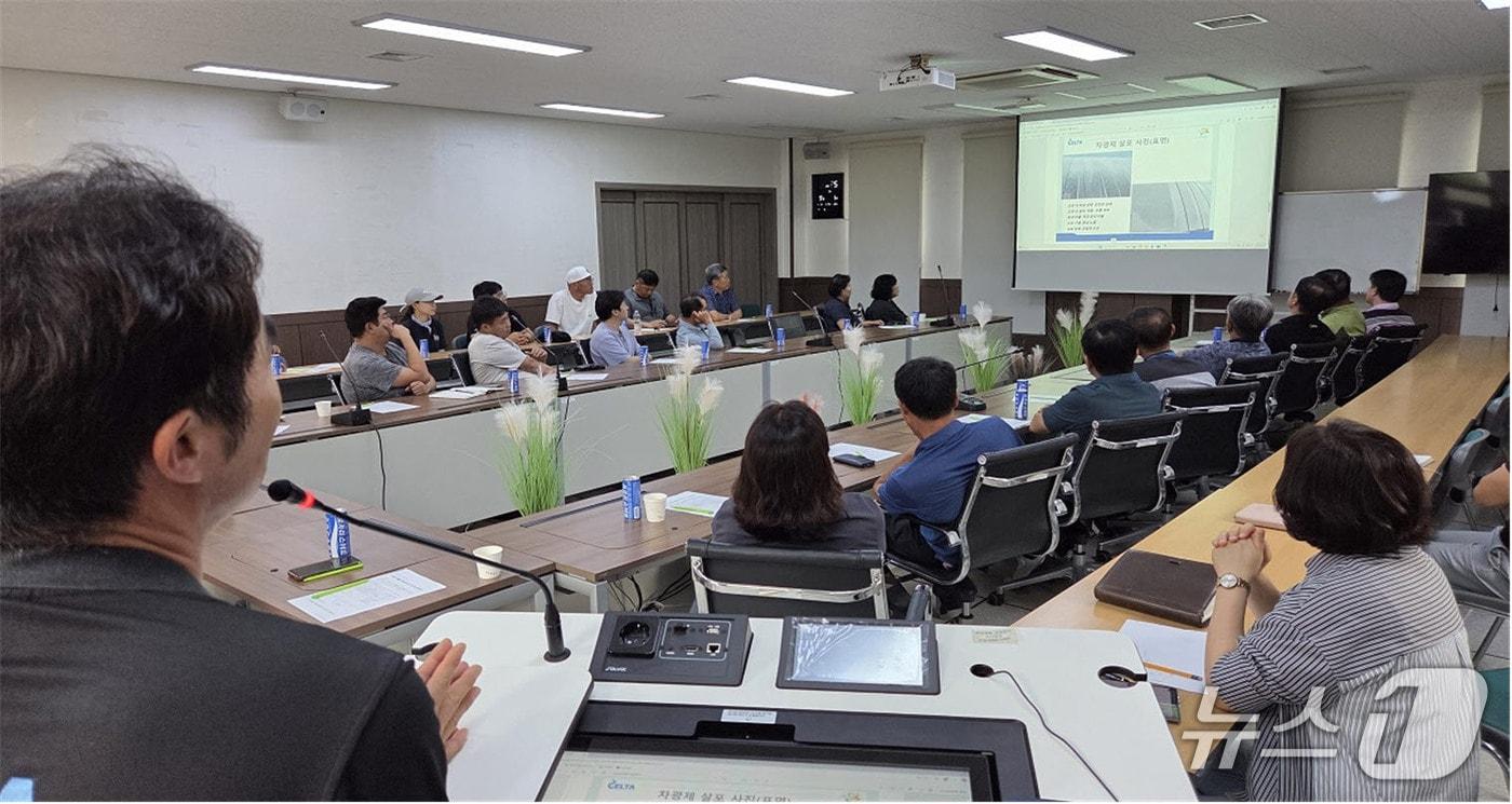 기장군농업기술센터에서 &#39;드론 활용 시설하우스 차광도포제 살포 시범사업 평가회&#39;를 개최하고 사업 성과를 공유하고 있다.&#40;기장군 제공. 재판매 및 DB금지&#41;