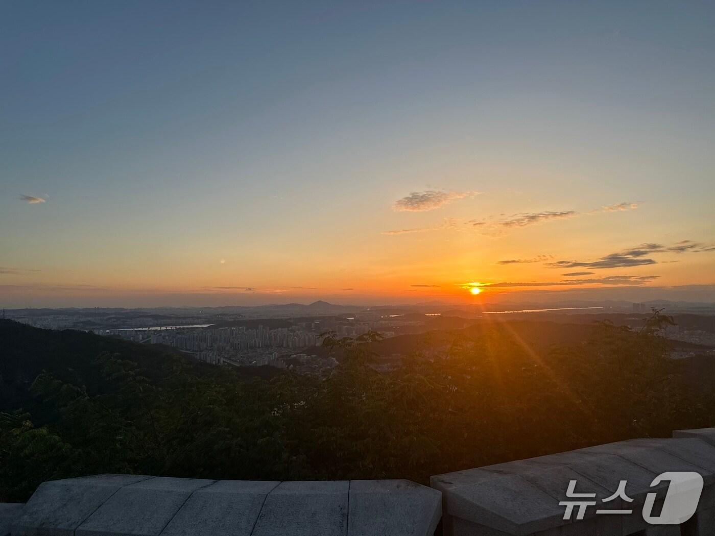 본문 이미지 - 인왕산 정상에서 본 서울시내 2025.9.4/뉴스1 ⓒ 이상휼 기자